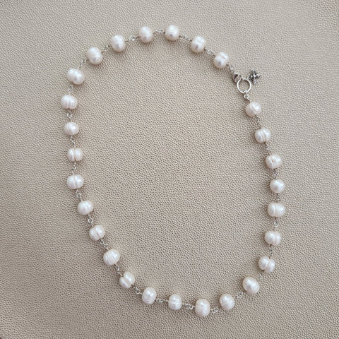 WHITE PEARL NECKLACE W/ MINI BEE-24"