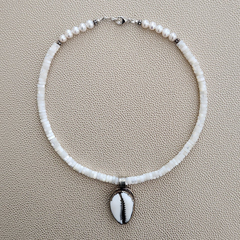 MOTHER OF PEARL HEISHI NECKLACE WITH SHELL PENDANT