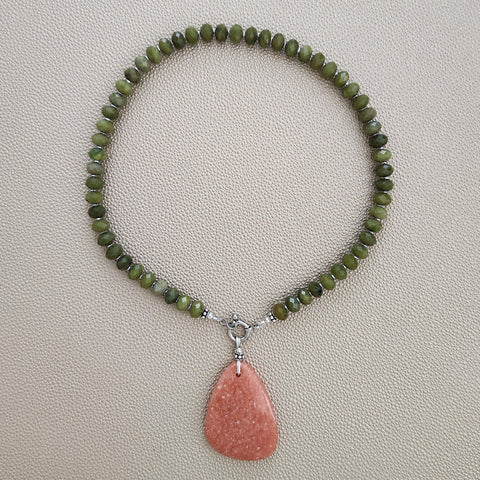 0--GREEN JADE NECKLACE W/ PEACH CALCITE DROP--16"